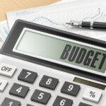 une calculatrice sur laquelle figure le mot budget