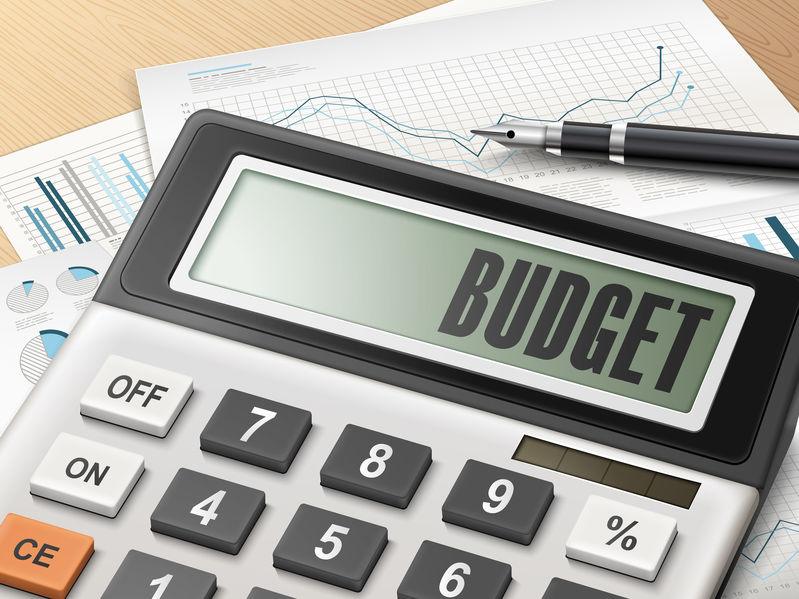 une calculatrice sur laquelle figure le mot budget