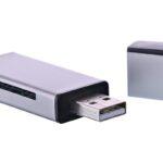 un appareil argenté et noir équipé d'un port USB