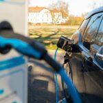 une voiture électrique en train de se recharger à une borne de recharge