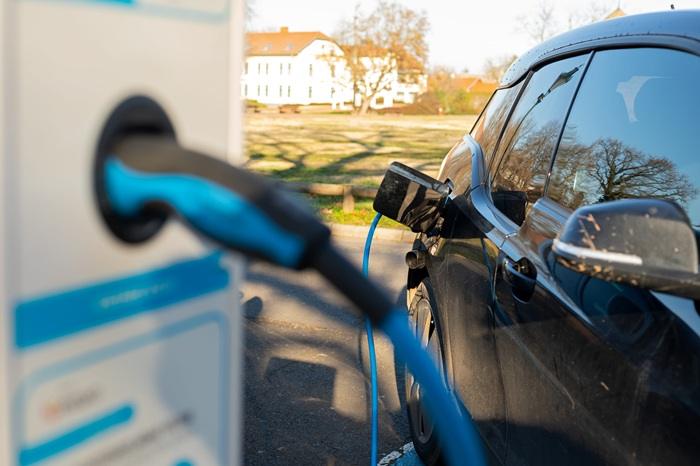 une voiture électrique en train de se recharger à une borne de recharge
